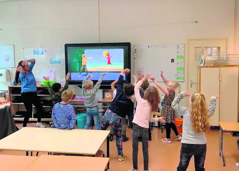 Schrijfster Willeke Brouwer Met Leerlingen Aan Het Werk Rond Haaksbergen